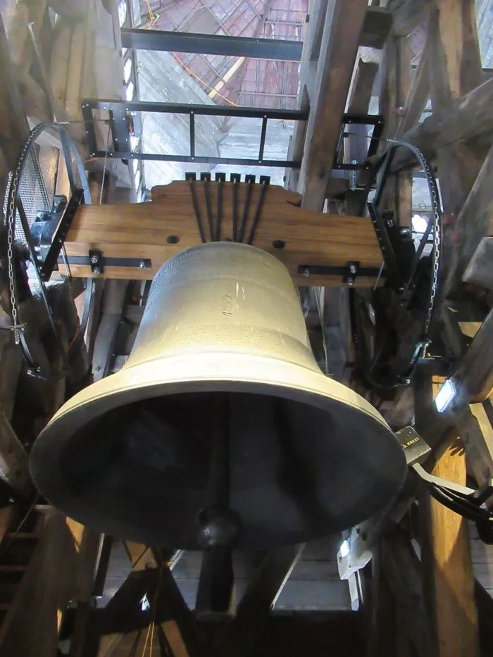 «Emmanuel», die größte Glocke der Kathedrale, hängt an neuen Trägerbalken.