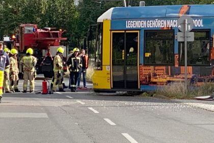 Crash von Tram und Reisebus in Berlin – Fahrer verletzt