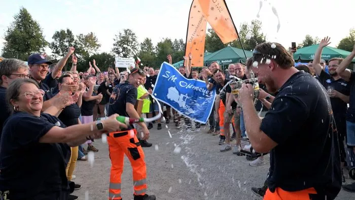 Die Gewinner der Schneepflug-Meisterschaft lassen sich feiern.
