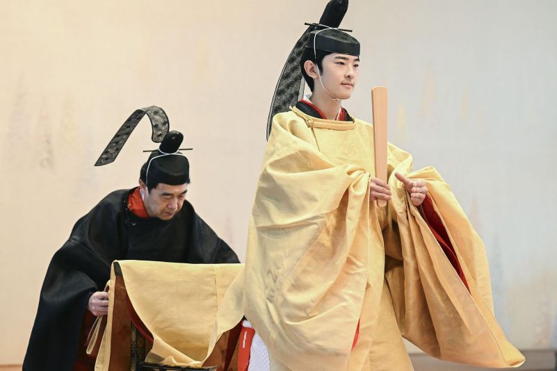 Der japanische Prinz Hisahito, in zeremonieller Kleidung, wird im Kaiserpalast in Tokio während seiner Volljährigkeit abgebildet.