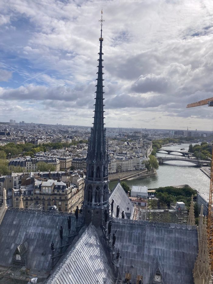 Ein neuer Spitzturm mit goldenem Hahn findet sich nun als Ersatz für den, der beim Brand 2019 einstürzte.