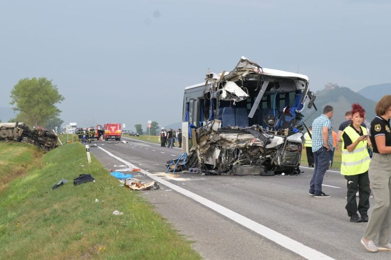 Beim Zusammenstoß eines Lastautos mit einem Linienbus wurde der Vorderteil des Busses zertrümmert, der Busfahrer starb im Krankenhaus.