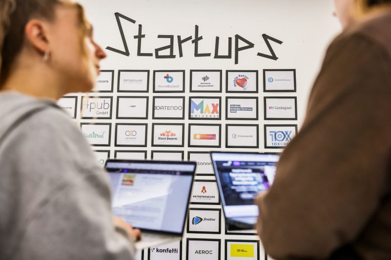 Angehende und tatsächliche Unternehmensgründer im Gespräch bei einer Veranstaltung».