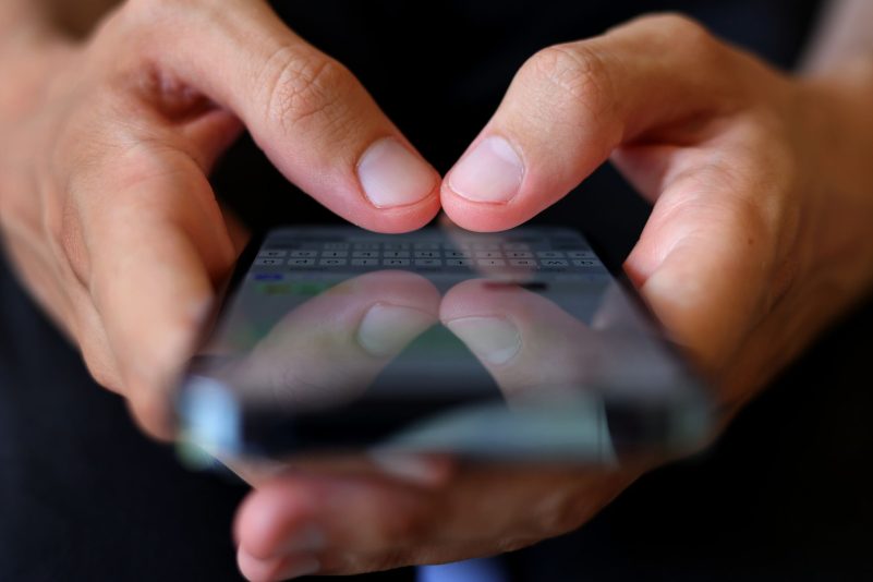 Kommunikation, Information, Unterhaltung - es gibt viele Gründe aufs Handy zu schauen. (Symbolbild)