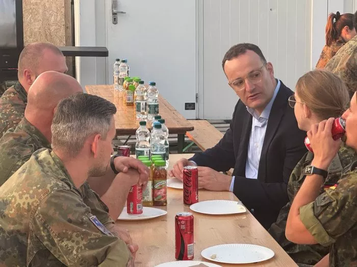 Spahn und Miersch sprachen am Weg in die Ukraine in Polen mit deutschen Soldaten, die dort mit zwei Patriot-Luftabwehrsystemen den Flughafen schützen.