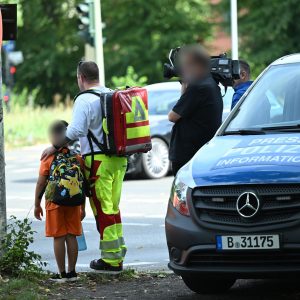 Berlin: Auto fährt in Menschengruppe – drei Kinder und Betreuerin verletzt