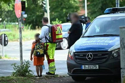 Berlin: Auto fährt in Menschengruppe - drei Kinder und Betreuerin verletzt