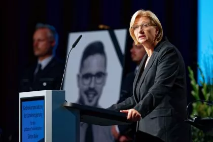 „Für immer im Gedächtnis“ - Trauer um getöteten Polizisten in Saarland