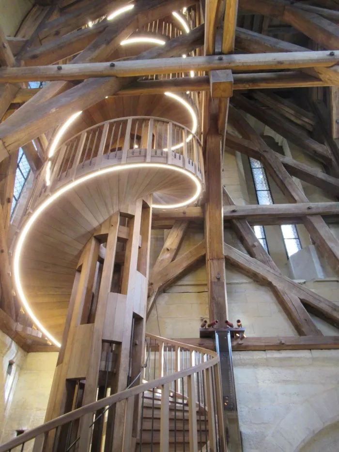 Die Wendeltreppe aus massiver Eiche ist 21 Meter hoch und 20 Tonnen schwer und gilt als ein Meisterwerk der Zimmermannskunst.