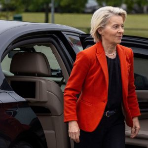 Flugzeug mit von der Leyen wird Ziel von GPS-Störung – sichere analoge, manuelle Landung