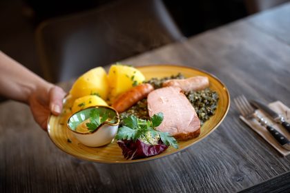 Ab 2026 Steuerentlastung für Gastronomie und Pendler geplant