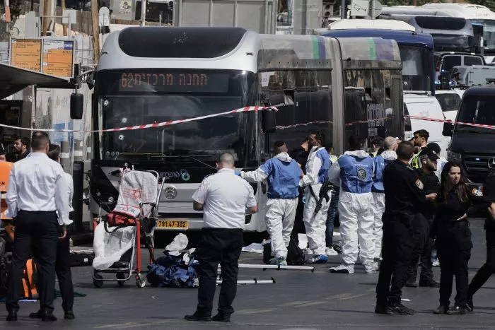Rettungskräfte am Ort eines Anschlags, bei dem in Jerusalem mehrere Menschen getötet wurden.