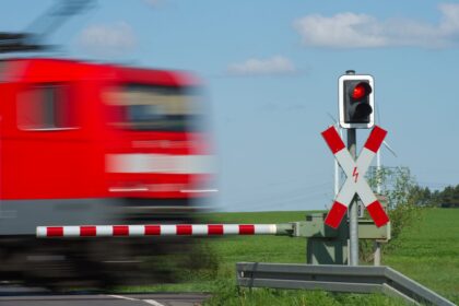Krankenwagen hält auf Gleisen: Patientin stirbt bei Zusammenstoß mit Zug
