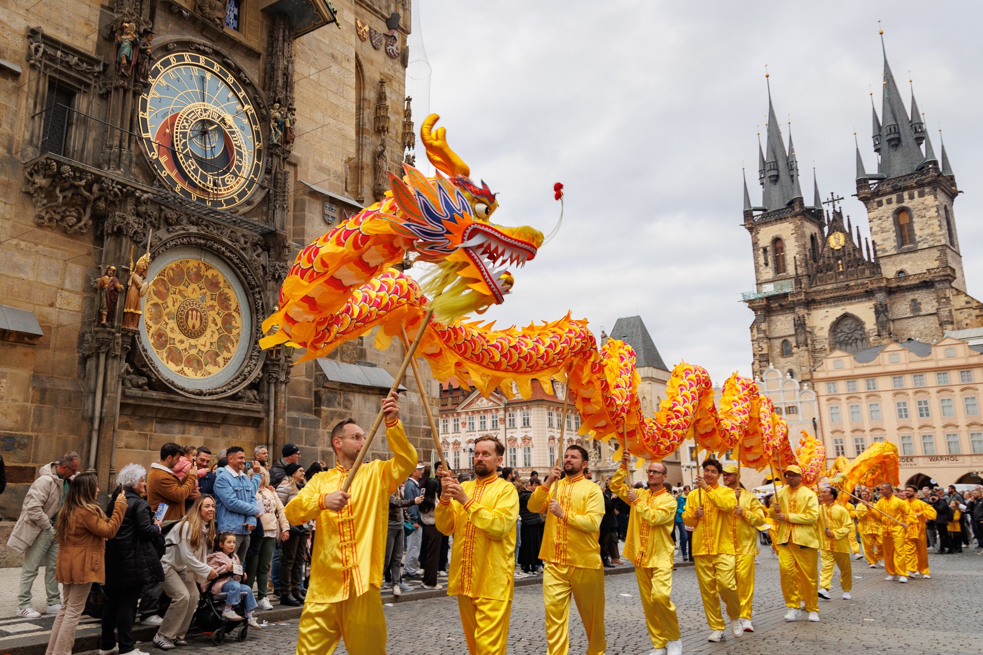 -Sie-strahlen-gro-e-Ruhe-aus-eine-Parade-erinnert-an-Mitgef-hl