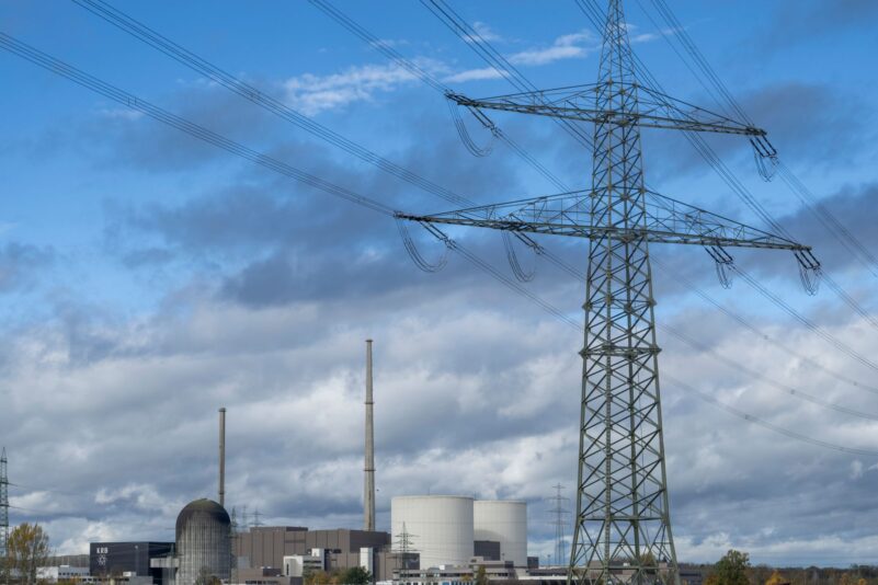 Das ehemalige Kernkraftwerk nach der Sprengung der Markanten Kühltürme. (Archivbild)