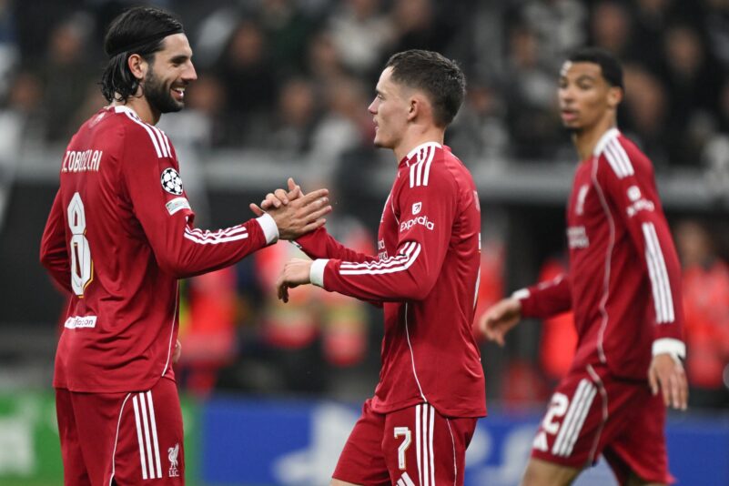 Lieferte beim 5:1 gegen Frankfurt unter anderem einen Assist für Dominik Szoboszlai (l): Liverpools Florian Wirtz (r).