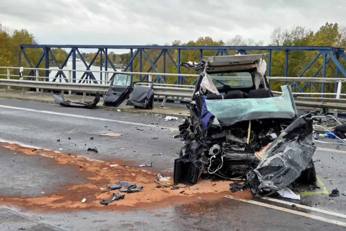 In dem Wagen wurden zwei Menschen schwer verletzt.