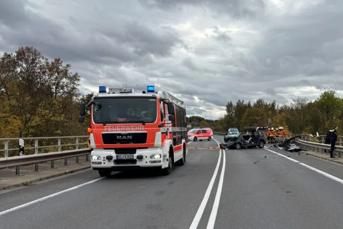 An der Unfallstelle hat die B4 nur je eine Spur pro Fahrtrichtung.