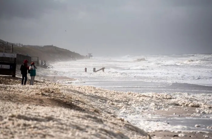 Sturmflut vor Sylt. Das Wetter lockte auch Spaziergänger an die Nordsee.