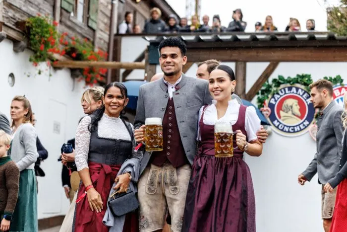 Bayerns Königstransfer Luis Díaz posierte nach seinem Gala-Auftritt in Frankfurt mit seiner Frau Geraldine Ponce (r) auf dem Oktoberfest.