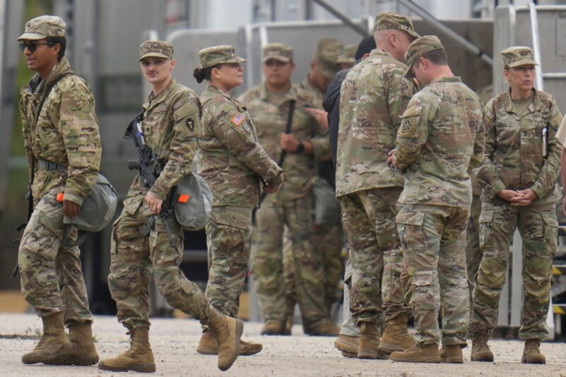 Nationalgardisten aus Texas sind nach Illinois gereist. Ob sie dort auch zum Einsatz kommen, ist unklar.