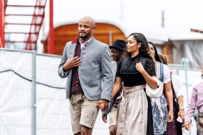 Bayern-Trainer Vincent Kompany nahm nicht nur seine Frau Carla auf die Wiesn mit.