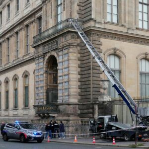 4-Minuten-Raubüberfall auf den Louvre: Täter erbeuten Schmuck von „unschätzbarem Wert“