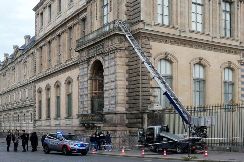Fahnder sind im Museum auf Spurensuche.