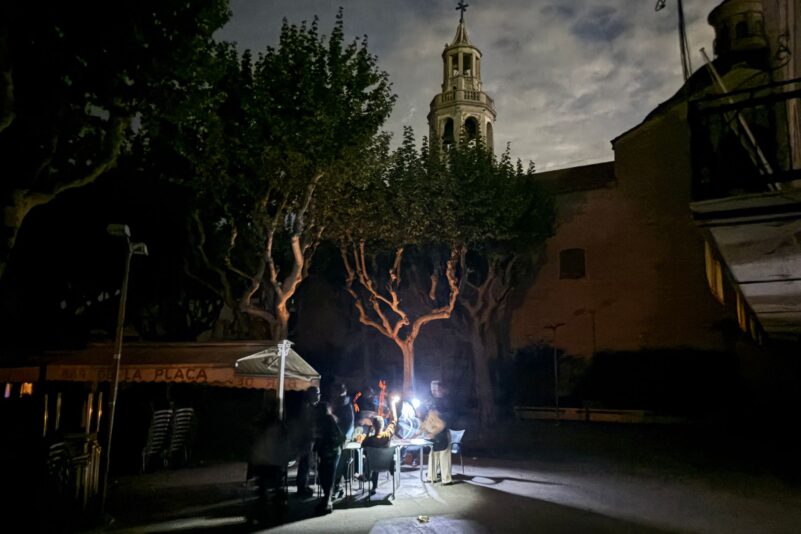 Während des Blackouts sitzen Gäste eines Straßencafés in der Kleinstadt Premià de Mar bei Barcelona im Licht von Taschenlampen und trinken lauwarmes Bier. (Archivbild)