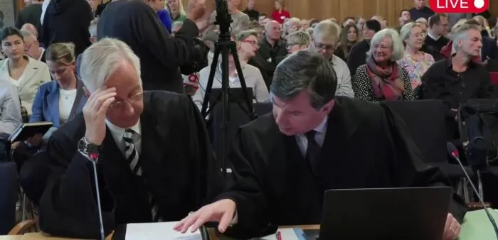 Die Rechtsanwälte Carlos Gebauer und Dr. Harald von Herget im Bundesverwaltungsgericht. Foto: Bildschirmfoto/Epoch Times