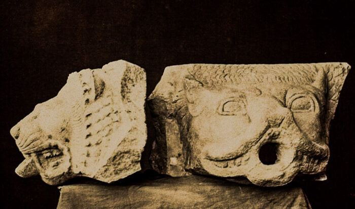 Antike Wasserspeier in Form von Löwen