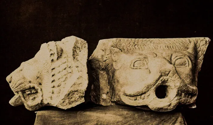 Antike Wasserspeier in Form von Löwen