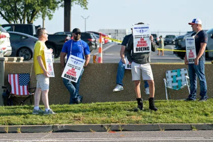 Streik seit August: Boeing-Beschäftigte lehnen Lohnsteigerung um 45 Prozent ab