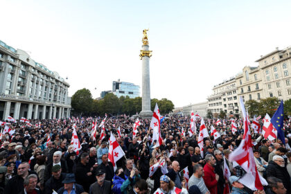 Sturm auf Präsidentenpalast – Zehntausende bei Protesten in Georgien