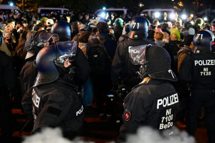 Berlin: Etwa 300 Menschen versammeln sich trotz Verbots
