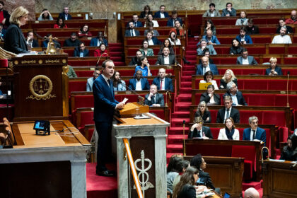 Frankreich: Regierung übersteht Misstrauensabstimmungen im Parlament
