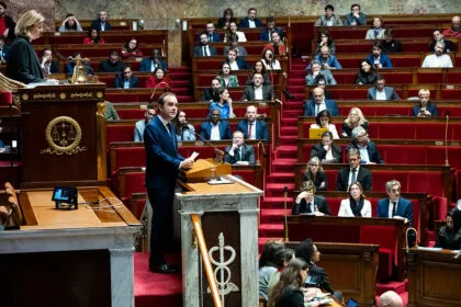 Frankreich: Regierung übersteht Misstrauensabstimmungen im Parlament