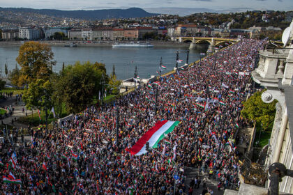 Wahlkampfauftakt: Hunderttausende auf den Straßen von Budapest