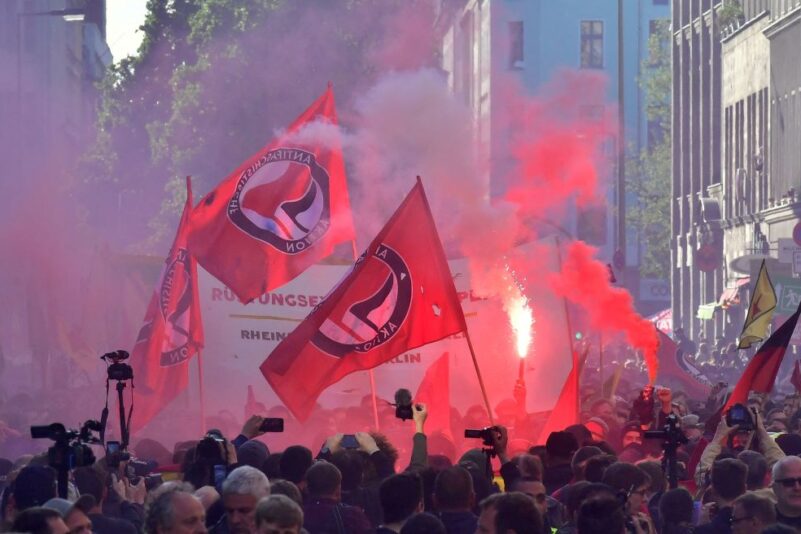 Antifa-Debatte in den USA erreicht Europa – Rote Hilfe e. V. im Fokus