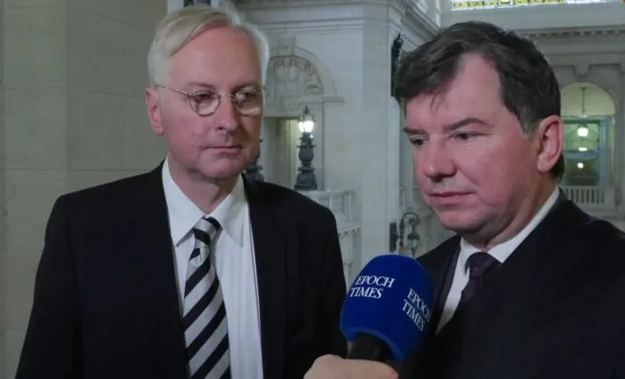 Die Rechtsanwälte der Klägerseite, Carlos Gebauer (l.) und Dr. Harald von Herget im Bundesverwaltungsgericht. Foto: Bildschirmfoto/Epoch Times