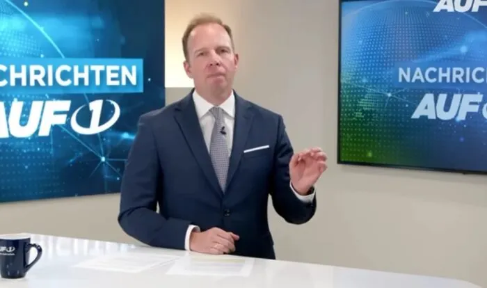 „AUF1“-Chefredakteur freut sich über den Sieg seines Senders im Markenrechtsstreit mit der ARD. Foto: Bildschirmfoto/YouTube/AUF1