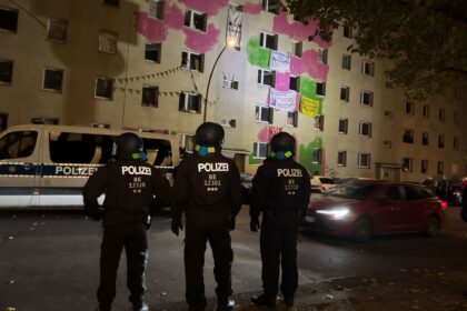 Polizeieinsatz wegen Räumung in Berlin: Pyrotechnik gezündet