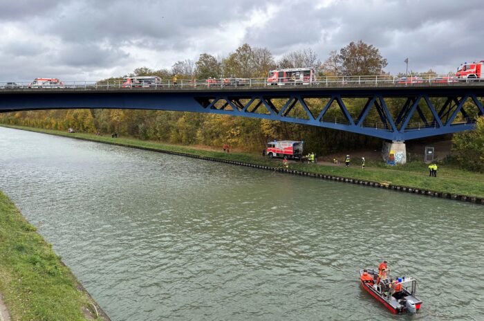 Rettungskräfte der Feuerwehr sind an der Unfallstelle auf der Bundesstraße 4 an einer Brücke über den Mittellandkanal im Einsatz.