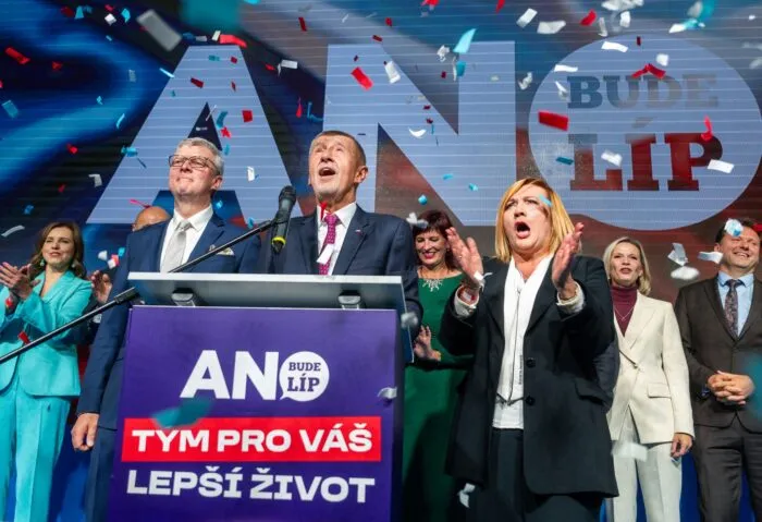 Der Vorsitzende der Oppositionsbewegung ANO, Andrej Babis (M), spricht nach der Bekanntgabe des Wahlergebnisses.