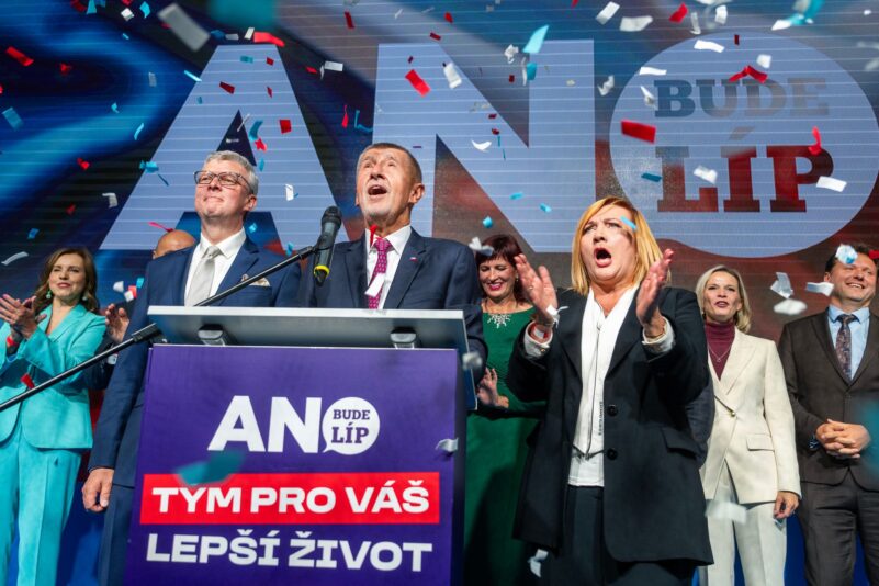 Der Vorsitzende der Oppositionsbewegung ANO, Andrej Babis (M), spricht nach der Bekanntgabe des Wahlergebnisses.