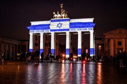 7. Oktober: Brandenburger Tor angestrahlt – Israel gedenkt Opfer von Hamas-Angriff
