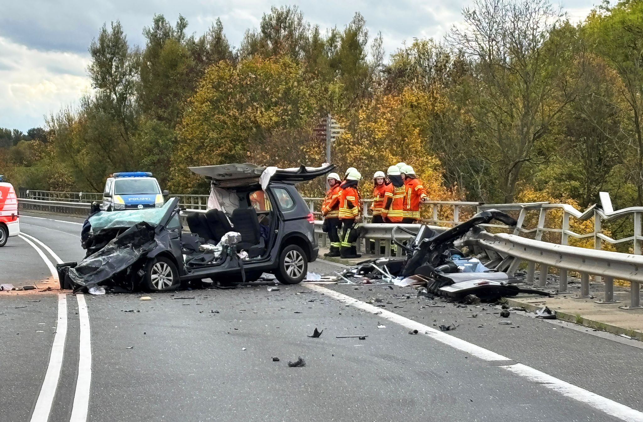 Auto-st-rzt-nach-Unfall-in-Mittellandkanal-drei-Tote