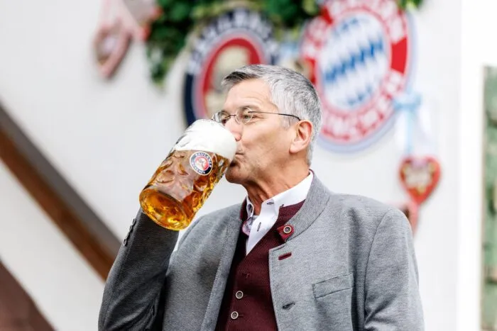 Durfte auch auf eine Super-Serie des FC Bayern anstoßen: Präsident Herbert Hainer.