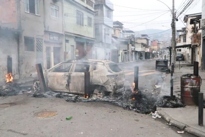 Die Kriminellen steckten Barrikaden in Brand.