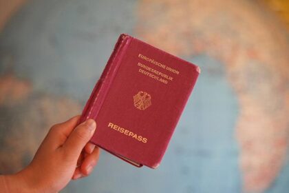 Italiener mit 21 gefälschten Ausweisen an Flughafen Köln/Bonn gefasst